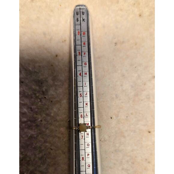 Fine 10K Gold Ring – Size 6.75 -- Weighs 1.66 Grams - Picture 5 of 8